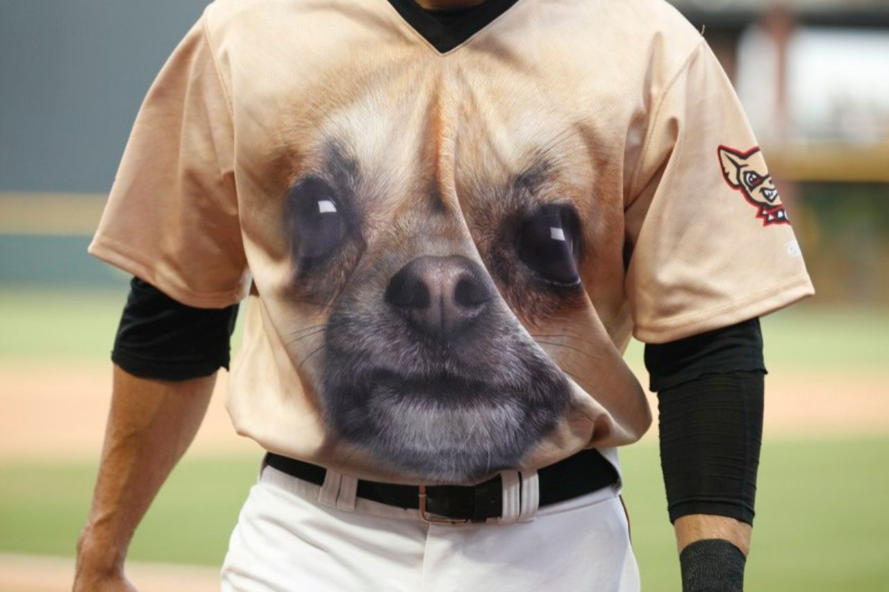 Regresan los perritos a las camisetas de El Paso Chihuahuas