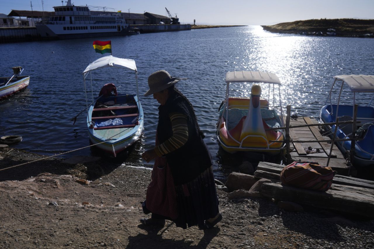 Indígenas bolivianos en alerta: el lago Titicaca se seca