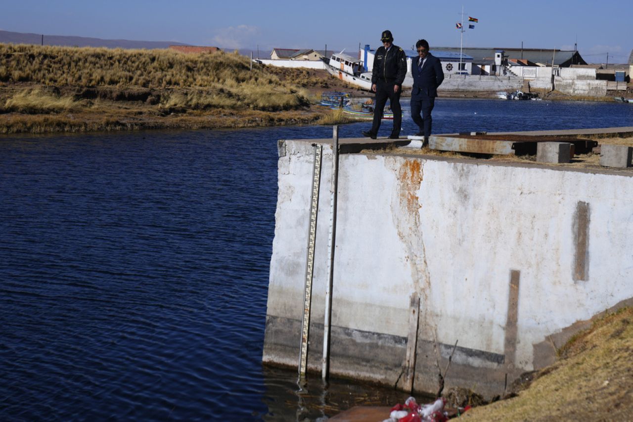 Indígenas bolivianos en alerta: el lago Titicaca se seca