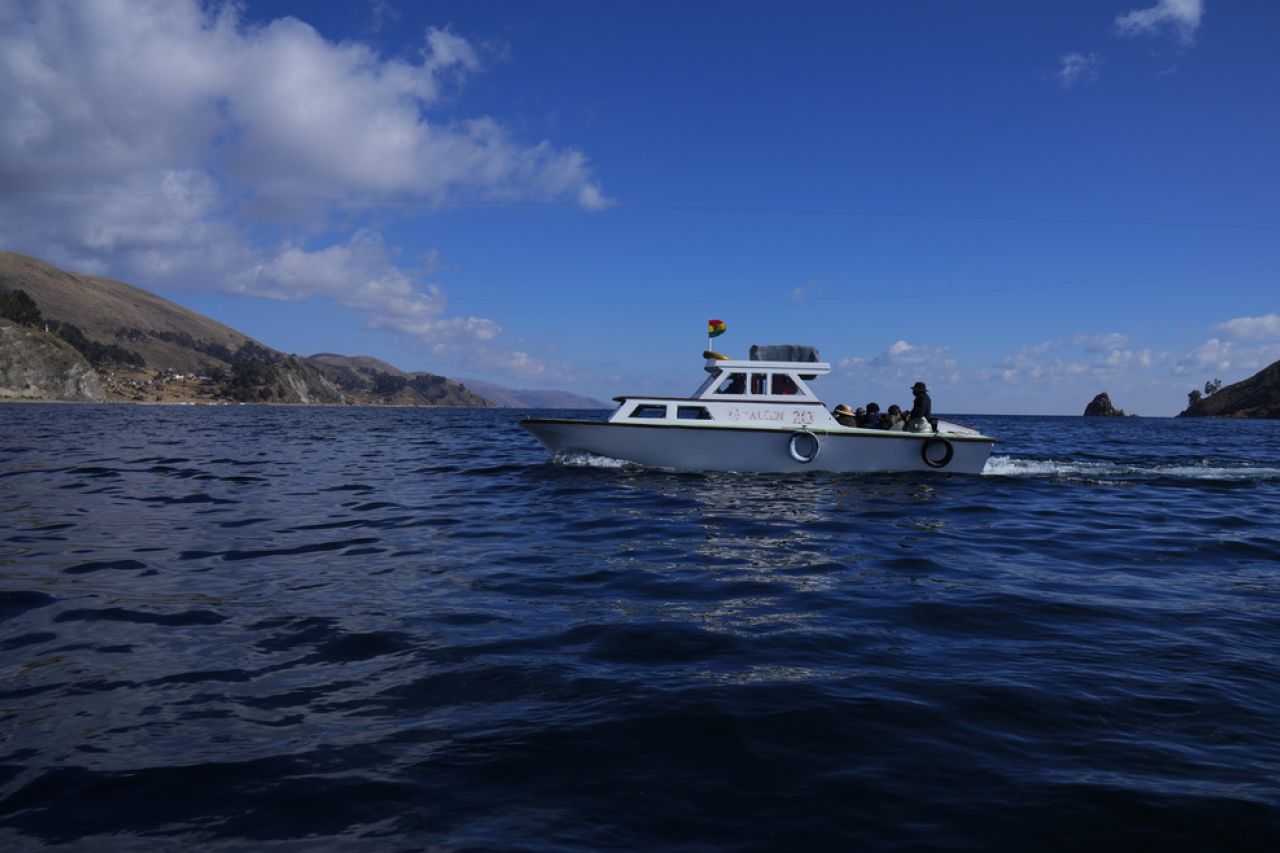 Indígenas bolivianos en alerta: el lago Titicaca se seca