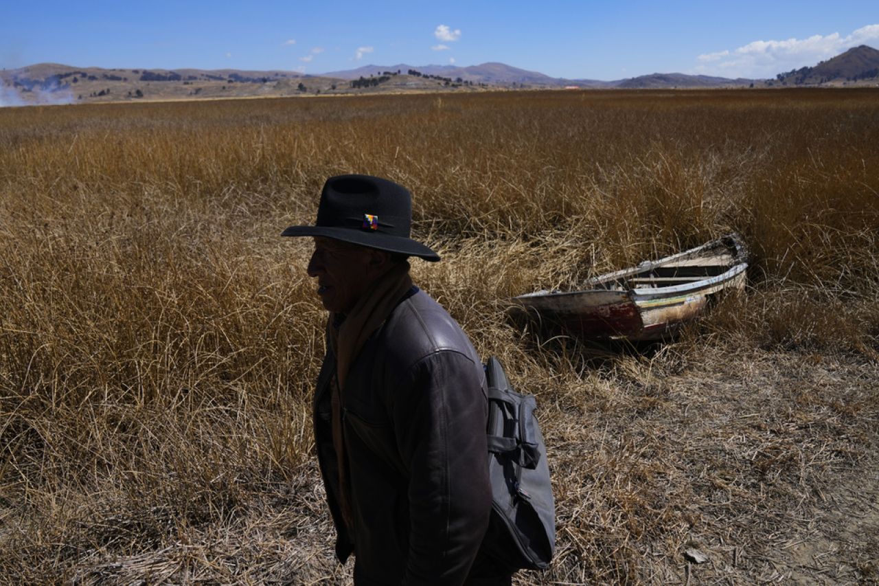 Indígenas bolivianos en alerta: el lago Titicaca se seca