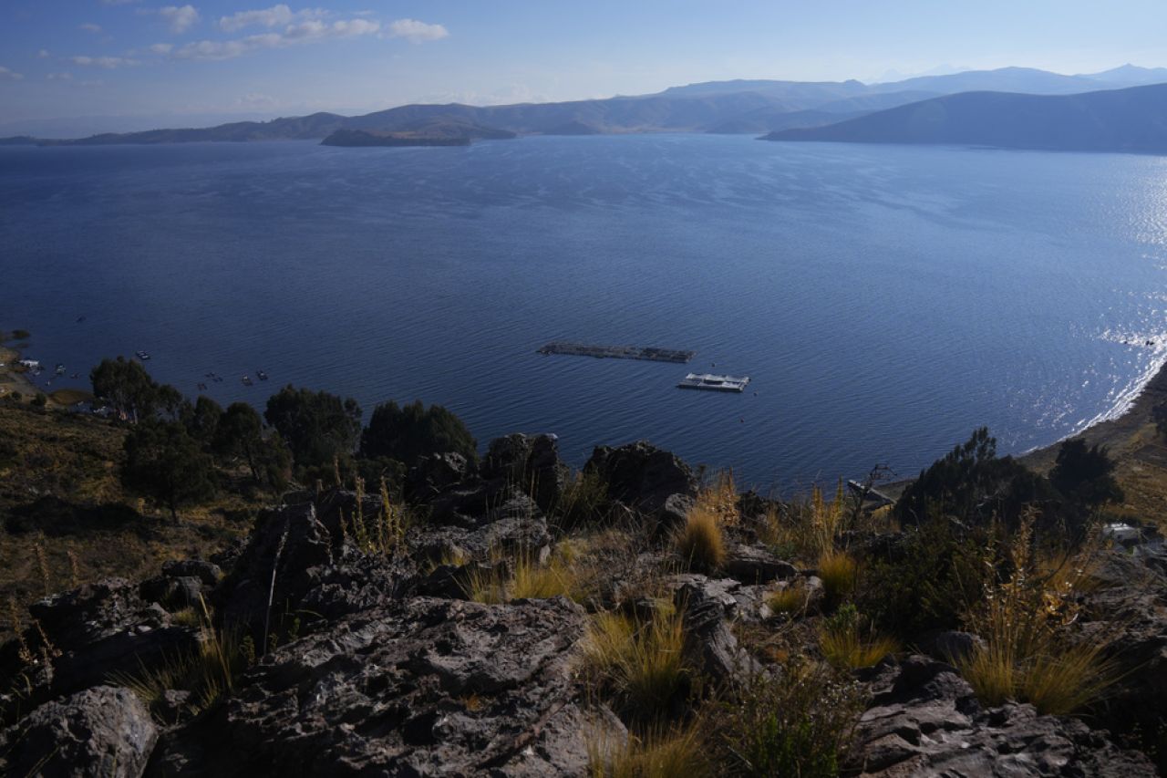 Indígenas bolivianos en alerta: el lago Titicaca se seca