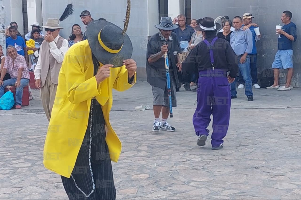 Pachucos alegran el Centro con bailes y coloridos atuendos