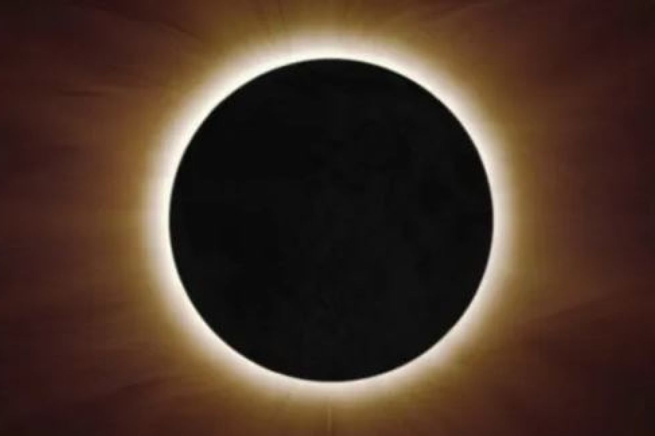 Disfrutan juarenses del eclipse total de sol 2024