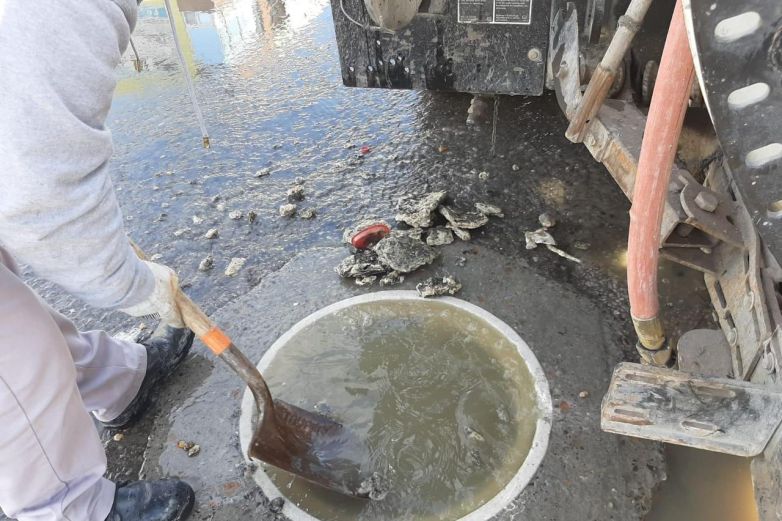 ¡Por eso brota el agua! Sacan llantas y basura de alcantarillas