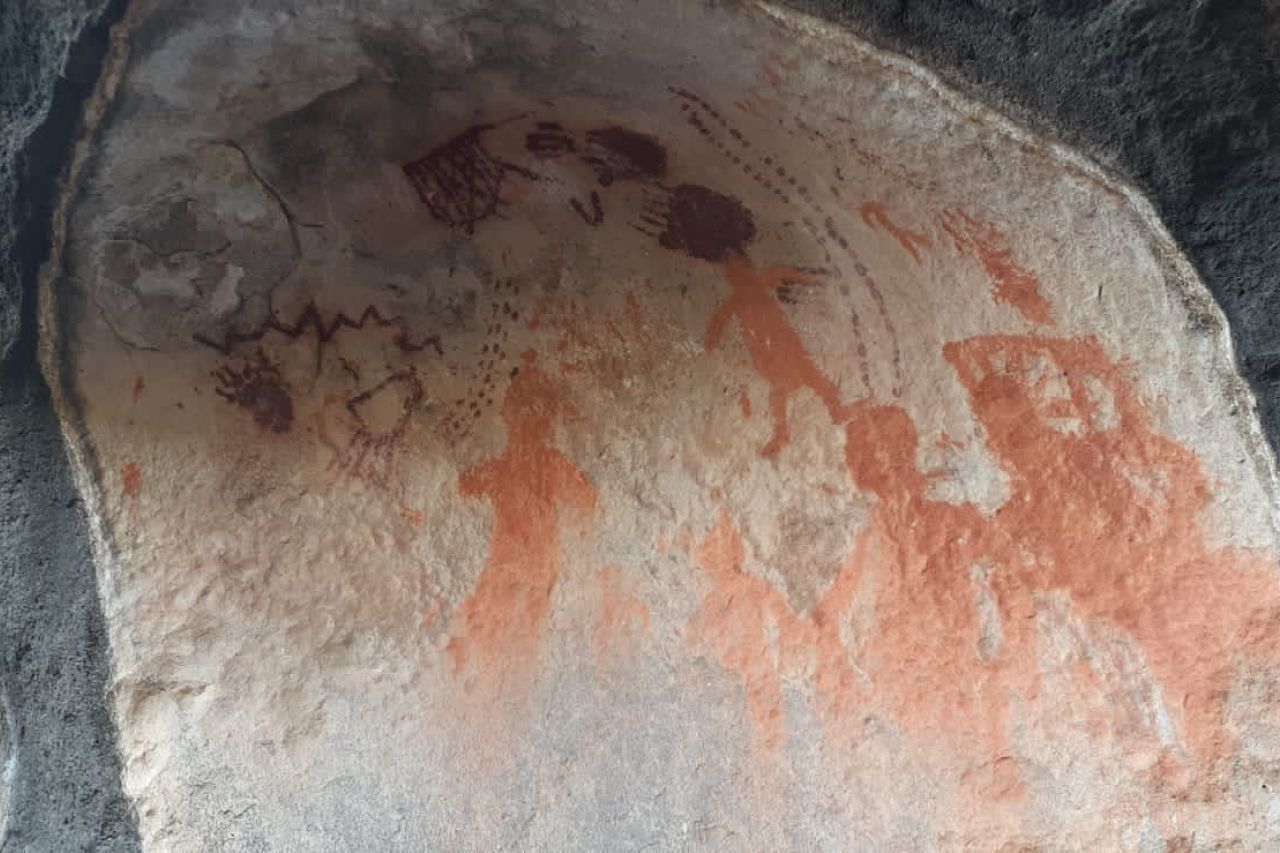 Viaja al pasado en la Cueva de las Monas