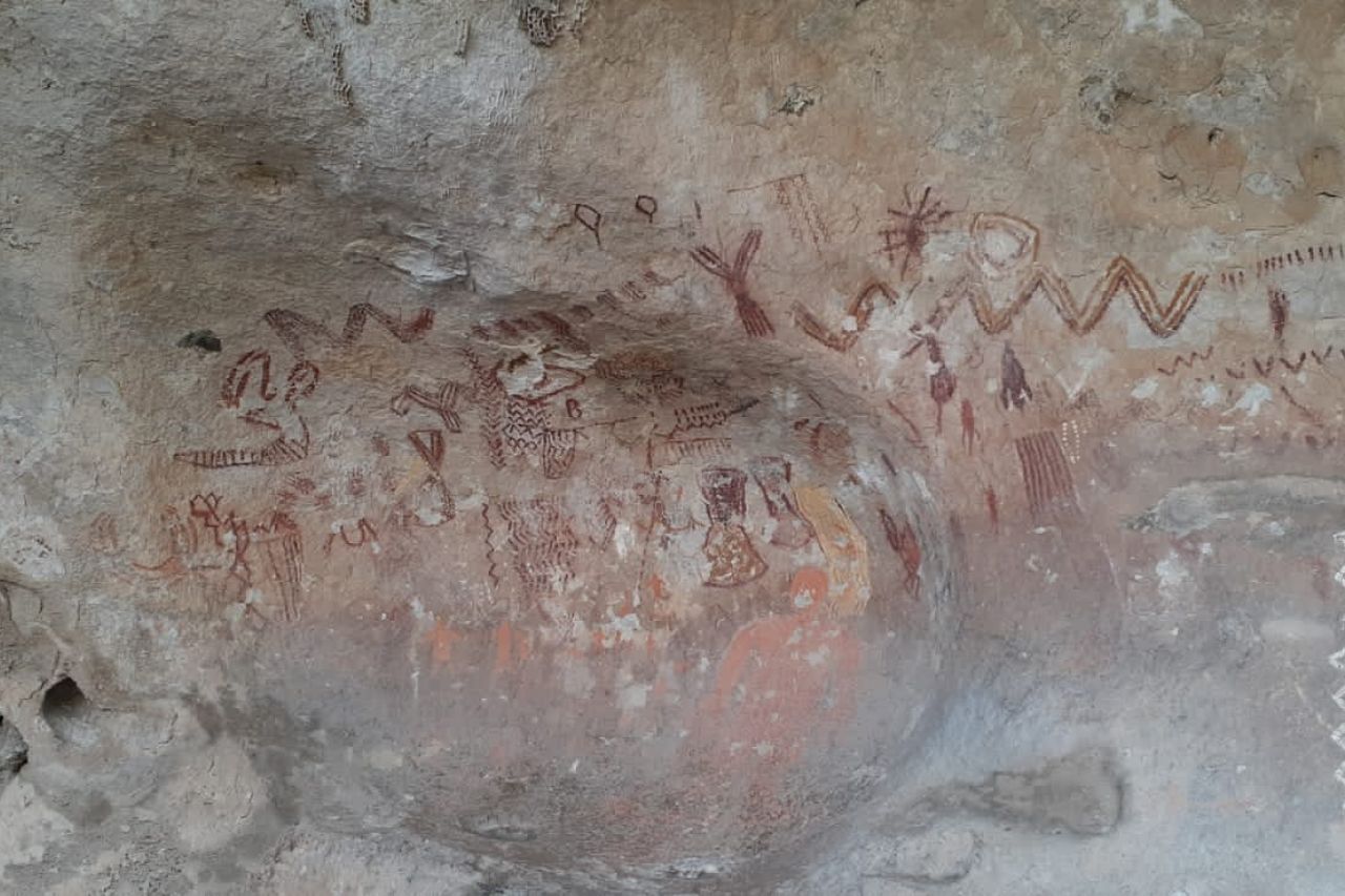 Viaja al pasado en la Cueva de las Monas