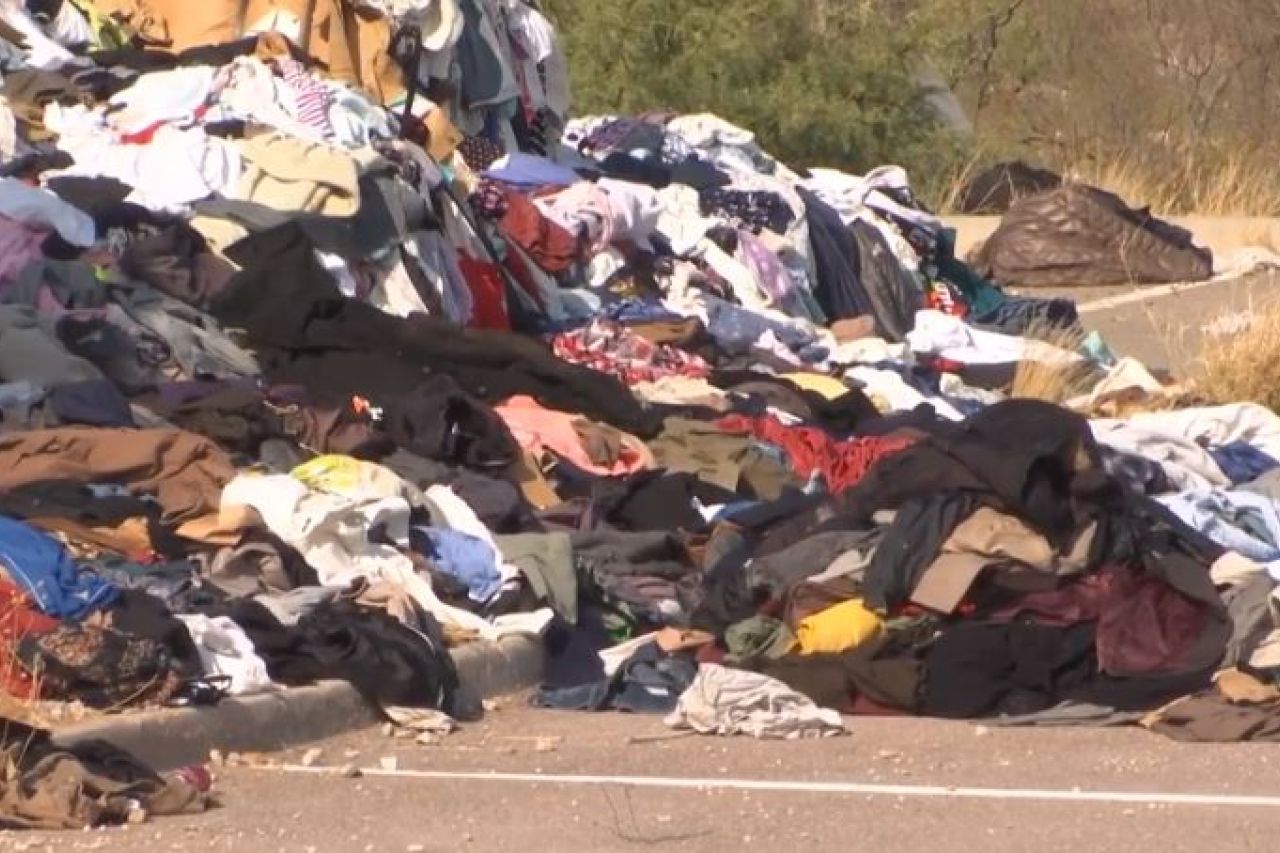 Dejan montañas de ropa tirada en Vinton