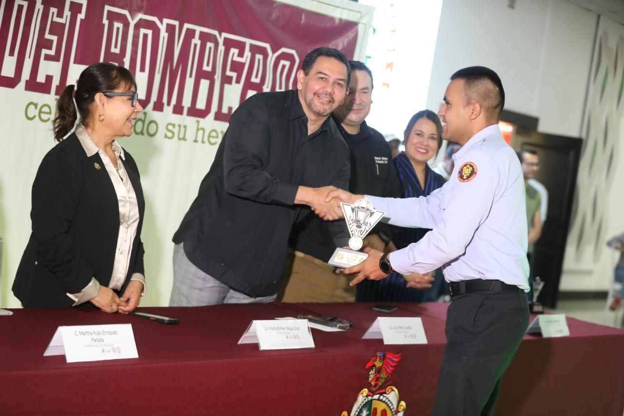 Entregan bono de 10 mil pesos a Bomberos en su día