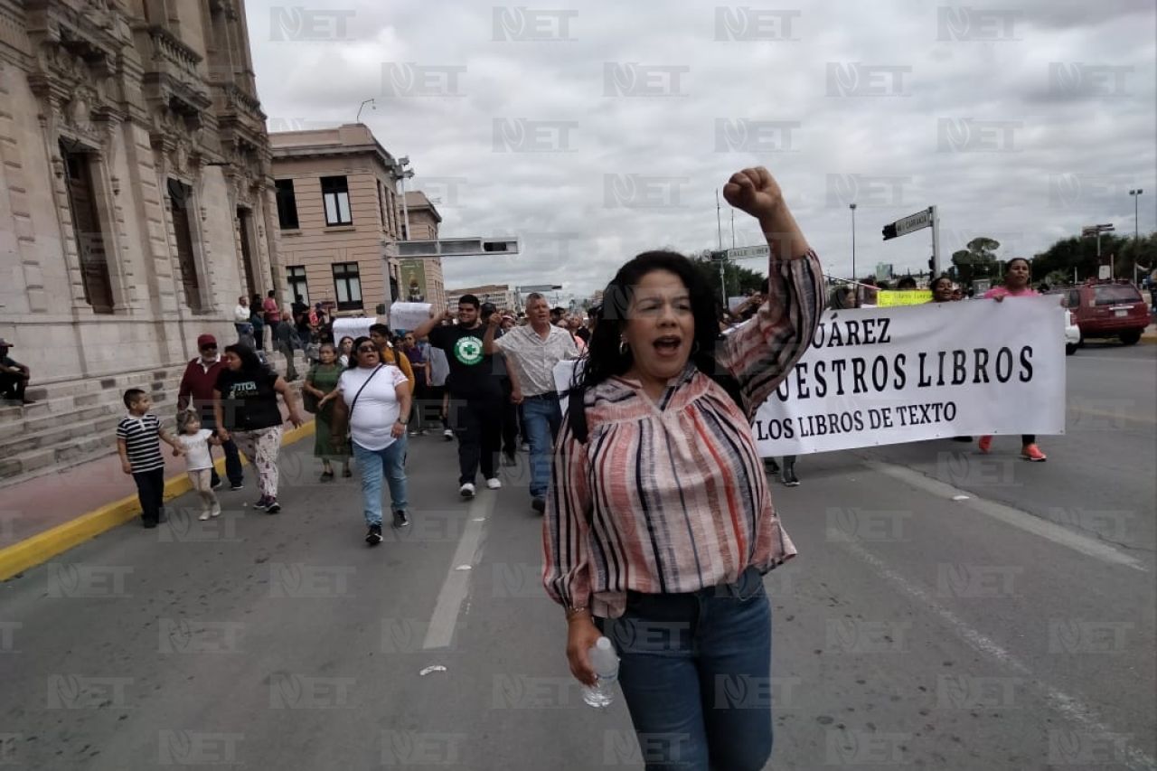 Se manifiestan a favor de la distribución de libros de texto