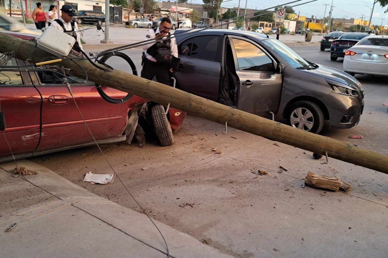 Ebrio choca contra dos carros y derriba poste