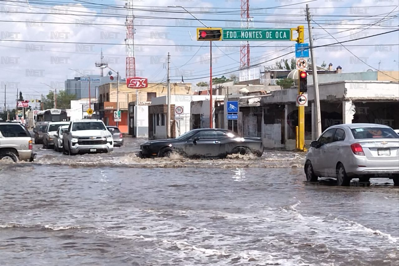 Evitan calle inundada con vueltas en ‘u’