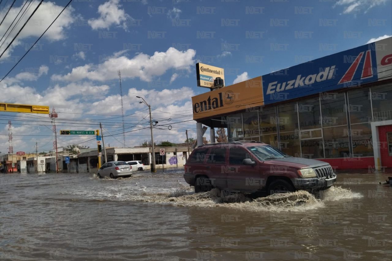 Evitan calle inundada con vueltas en ‘u’