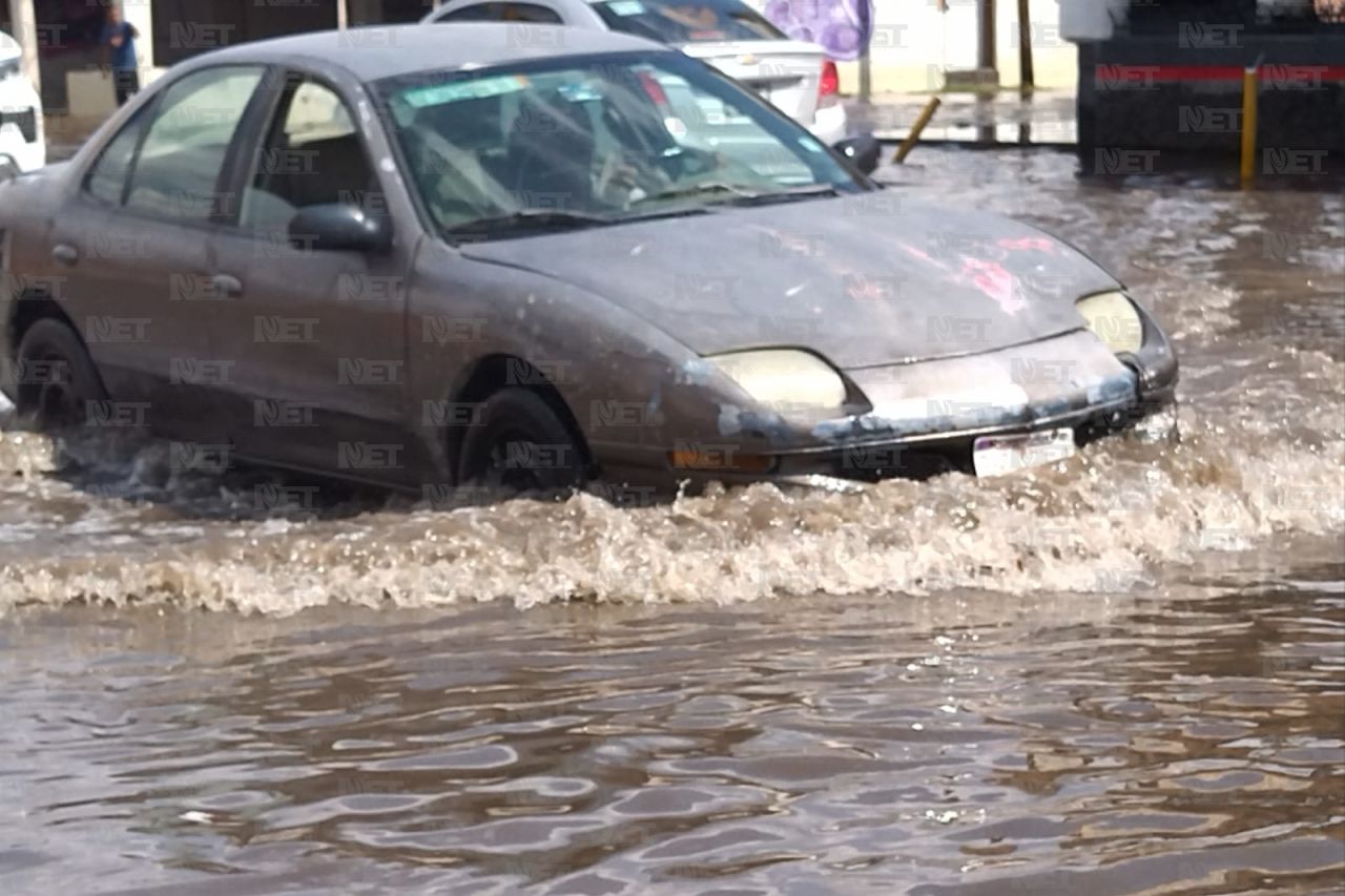 Evitan calle inundada con vueltas en ‘u’