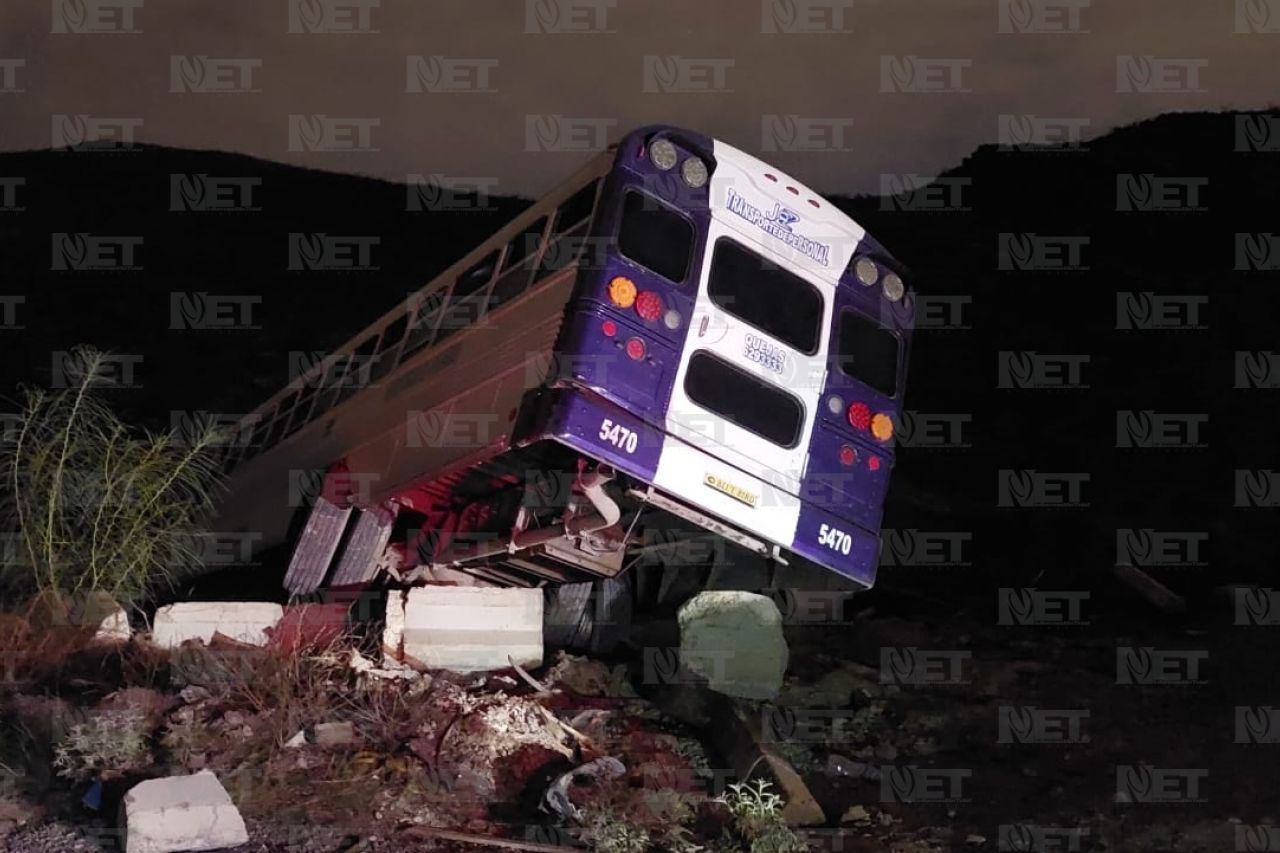Pierde control de camión y casi cae a barranco en el Camino Real