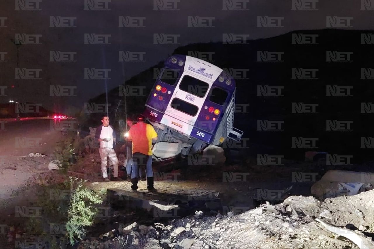 Pierde control de camión y casi cae a barranco en el Camino Real