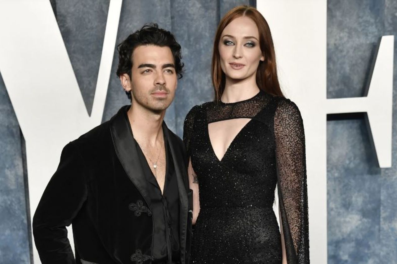 Sophie Turner exige a Joe Jonas que entregue los pasaportes de sus hijas