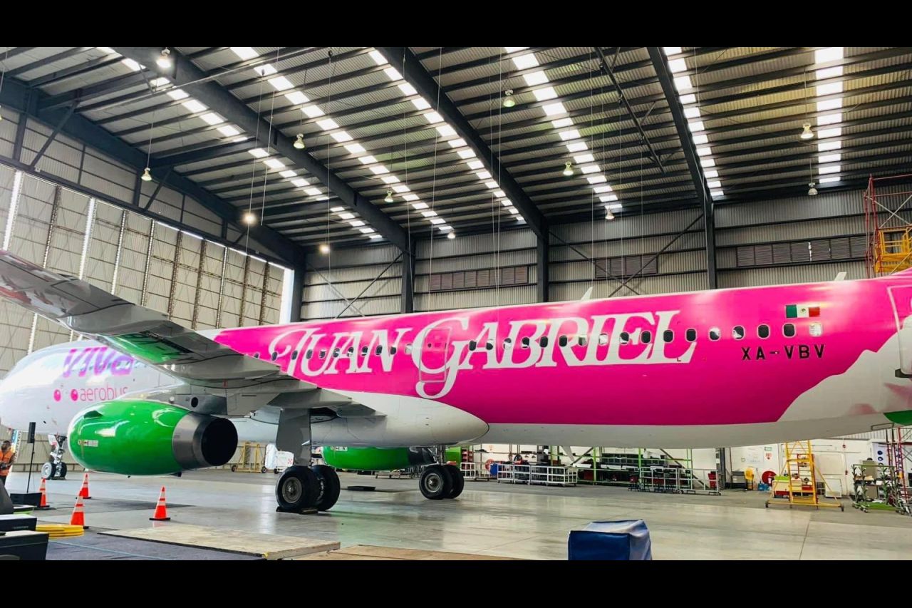 'Regresa' Juan Gabriel con nueva canción y avión personalizado