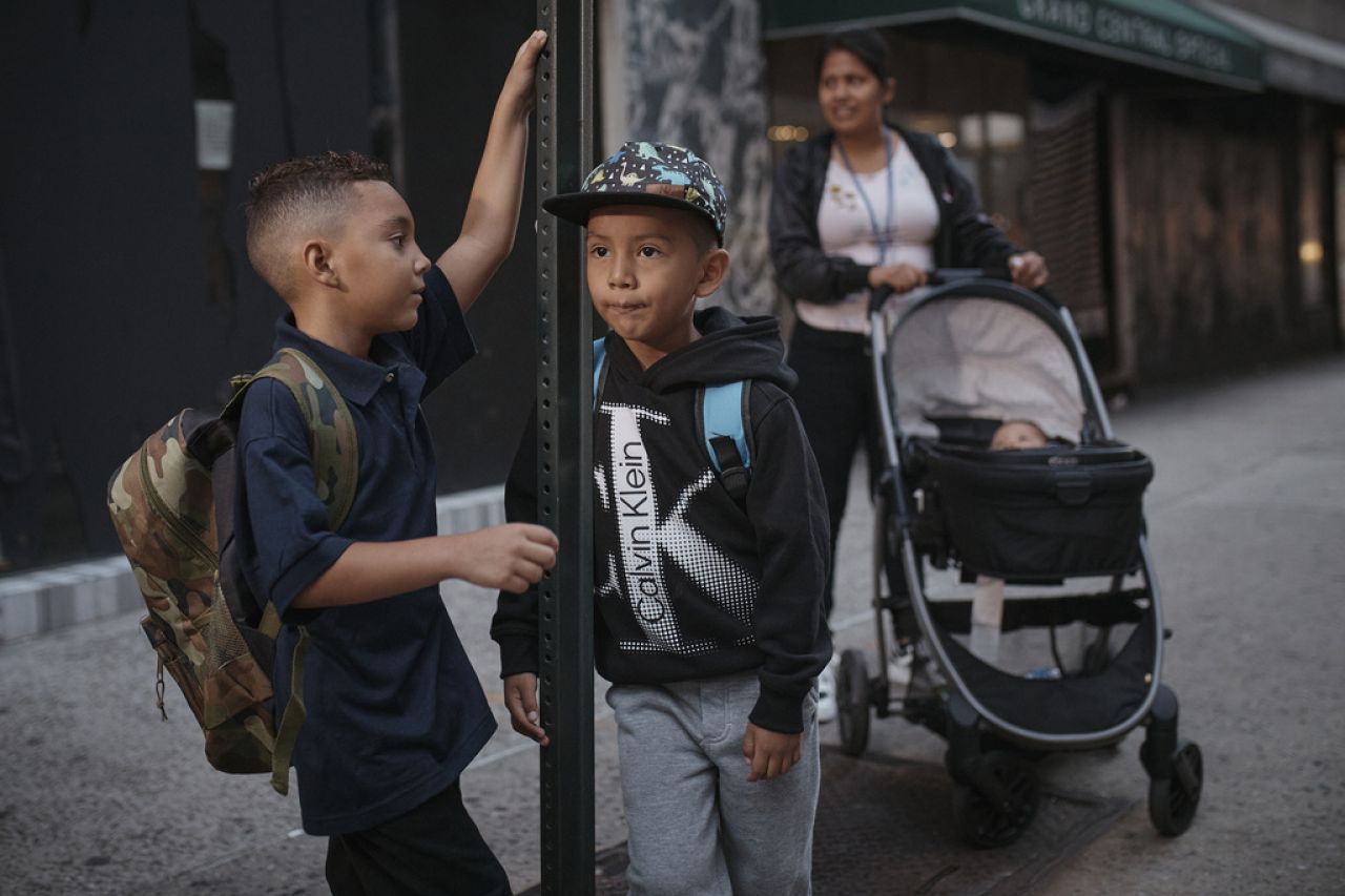 Refugios exigen a la ciudad de El Paso a reaccionar ante crisis migrante