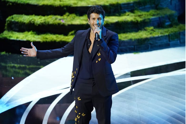 Sebastián Yatra proyecta 'Energía bacana' entre premios RIAA y Billboard