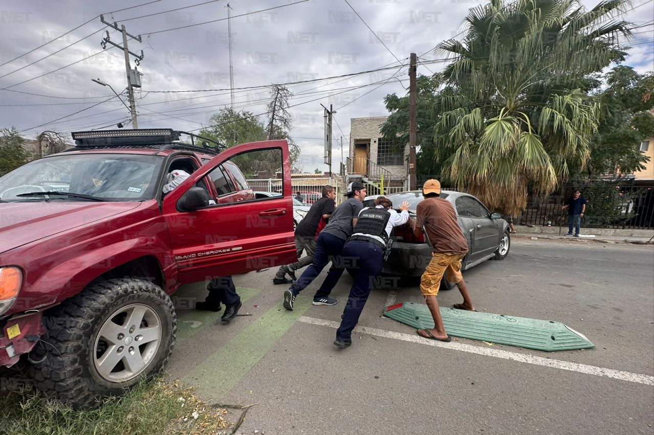 Video: Ebrio choca contra auto estacionado 