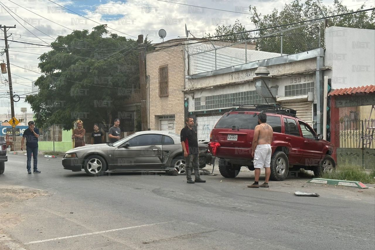 Video: Ebrio choca contra auto estacionado 