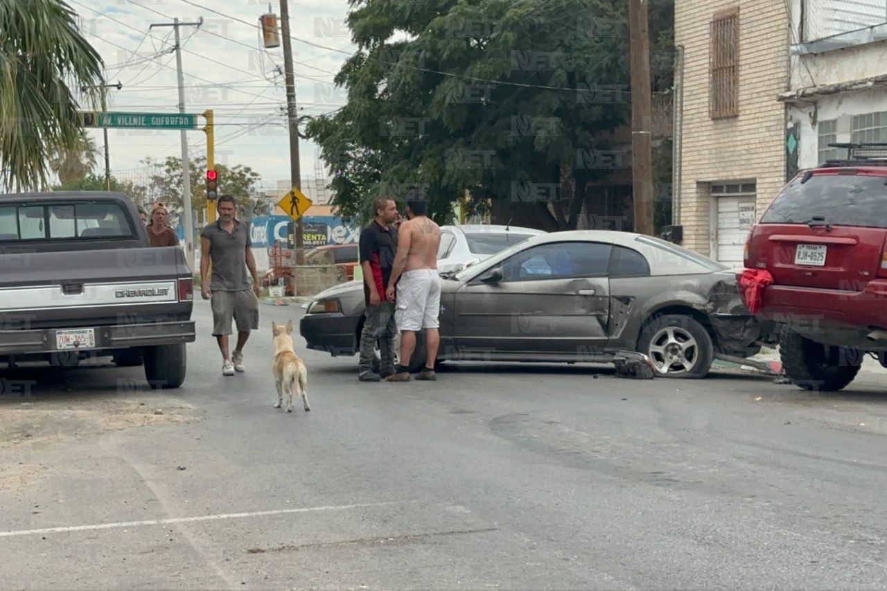 Video: Ebrio choca contra auto estacionado 