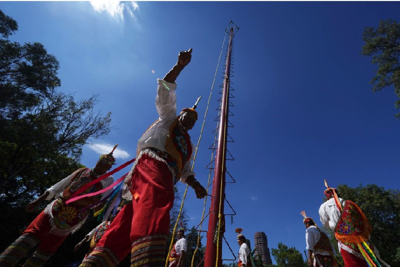 La 'Danza de los Voladores', tradición que conquistan cada vez más mexicanas