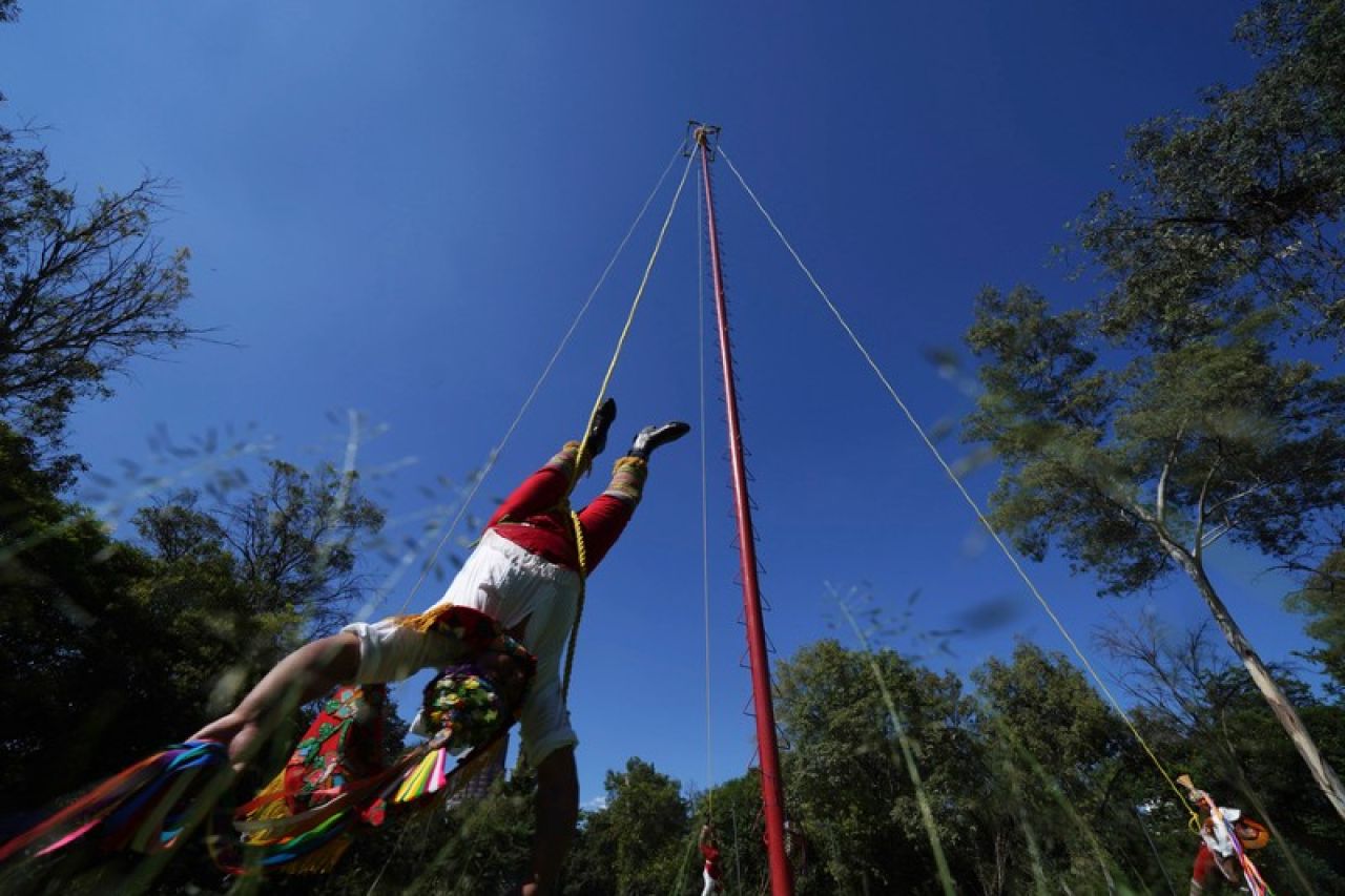 La 'Danza de los Voladores', tradición que conquistan cada vez más mexicanas