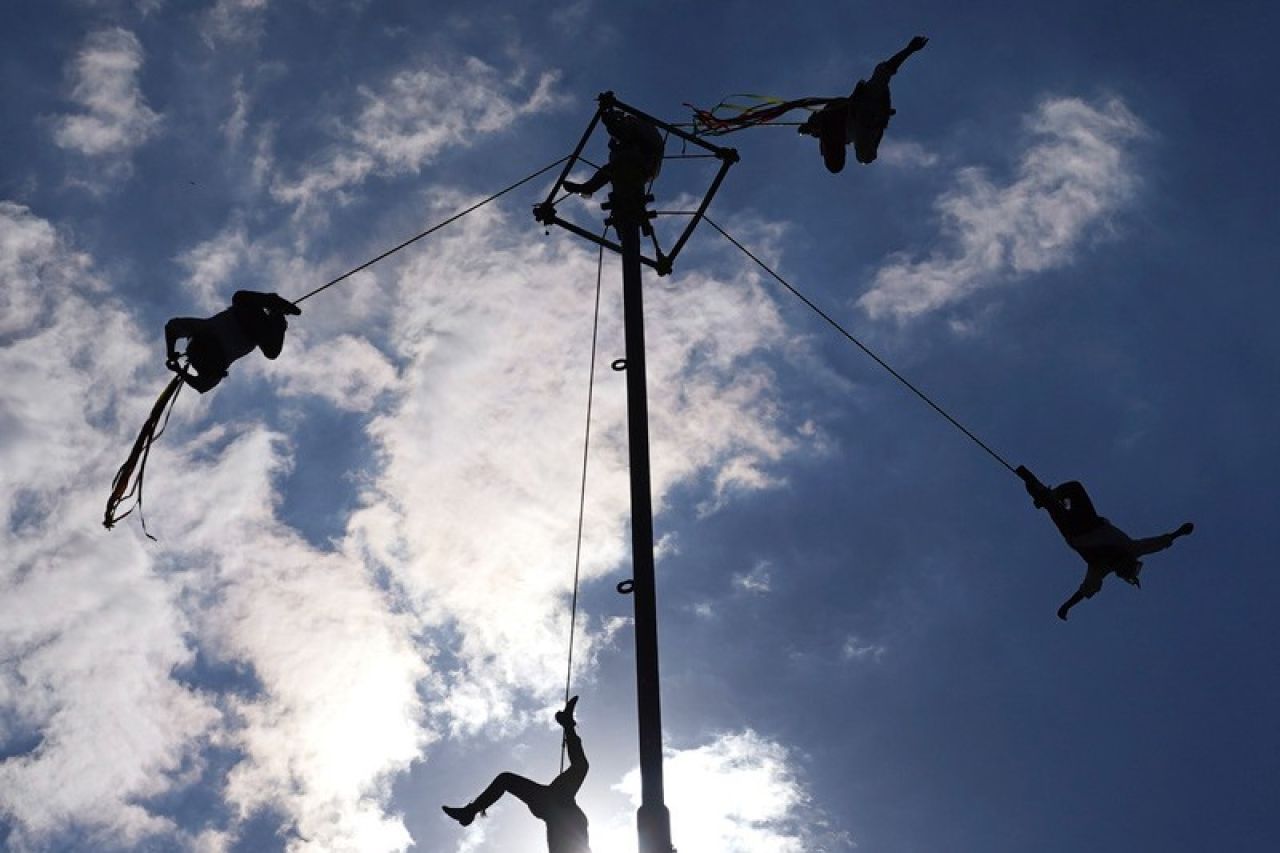 La 'Danza de los Voladores', tradición que conquistan cada vez más mexicanas