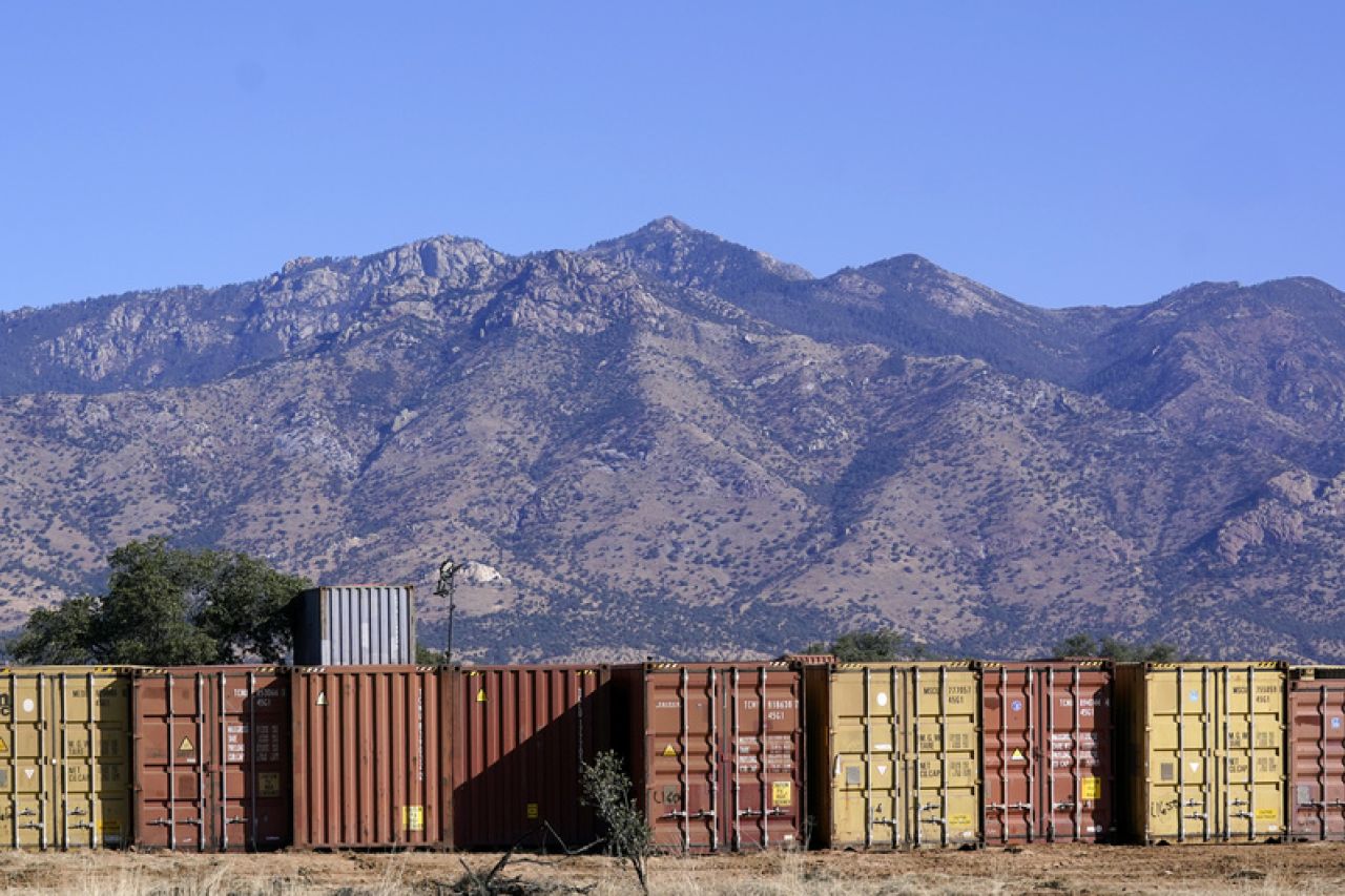 Retiran demandas contra Arizona por muro fronterizo de contenedores