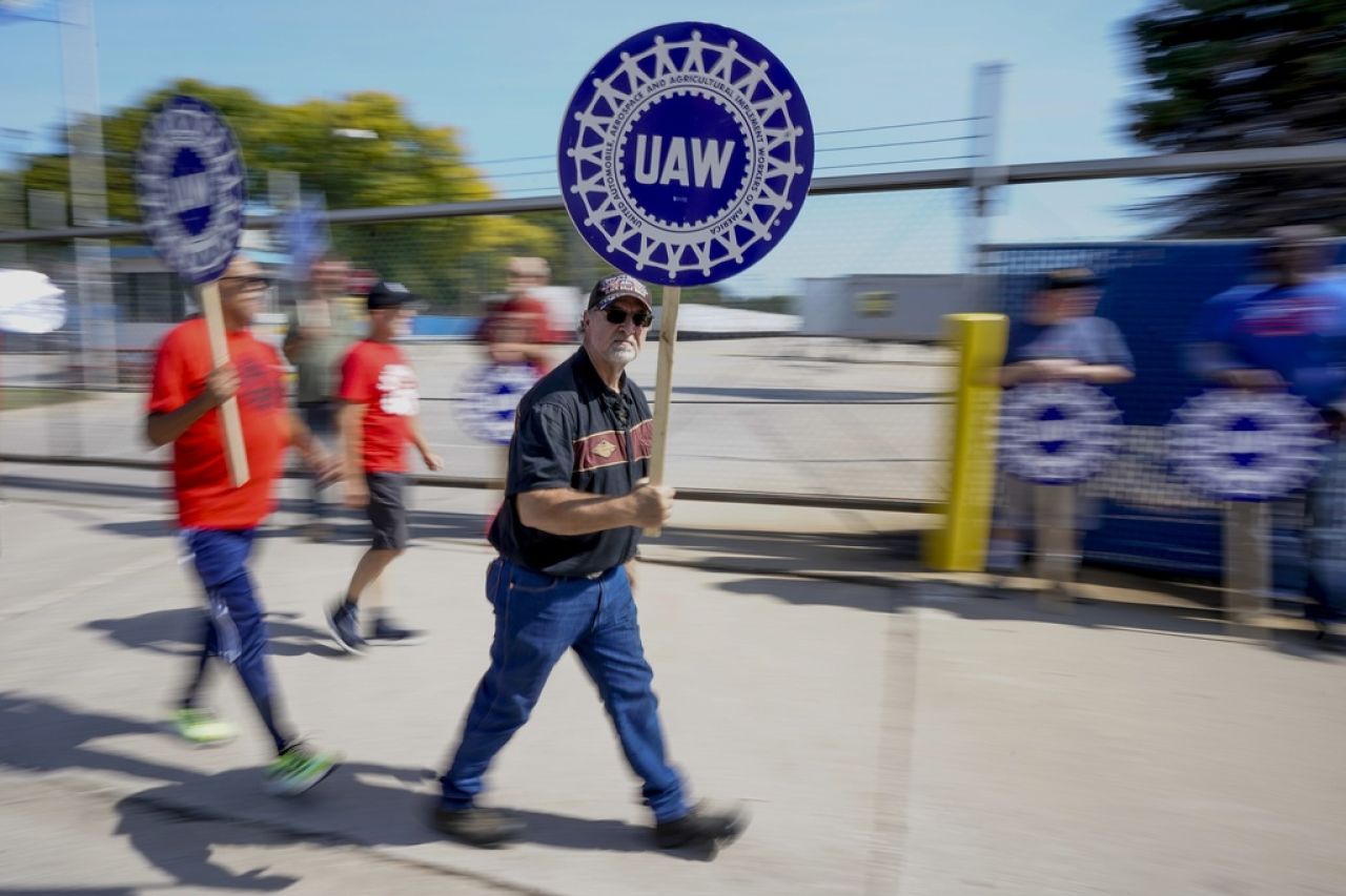 Trabajadores automotrices amplían su huelga a 38 sitios en EU