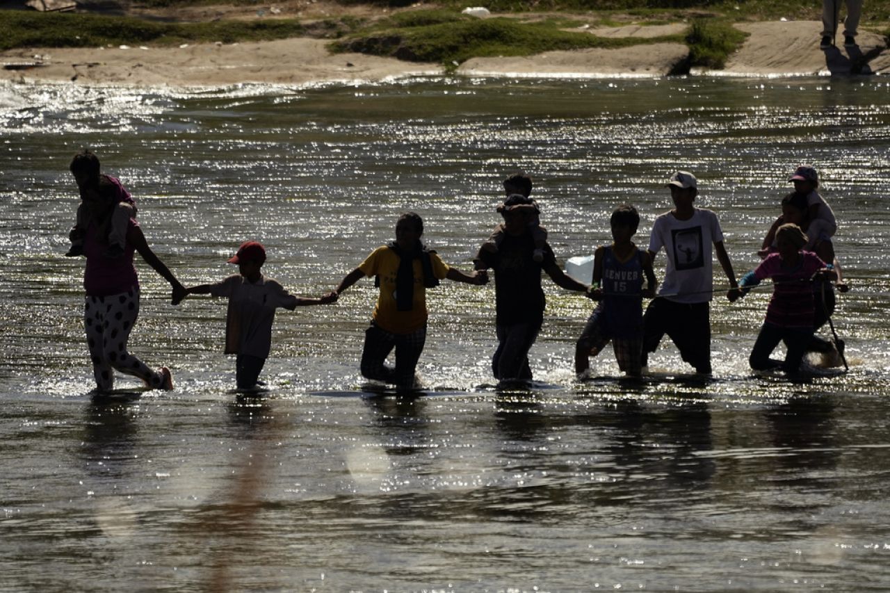 Ciudades fronterizas afrontan la llegada de miles de migrantes