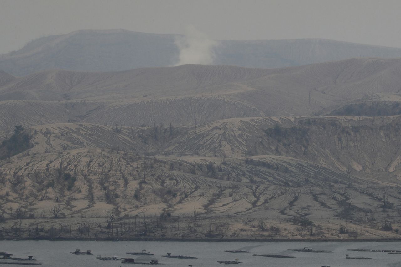 Gases de volcán enferman a decenas de niños en Filipinas