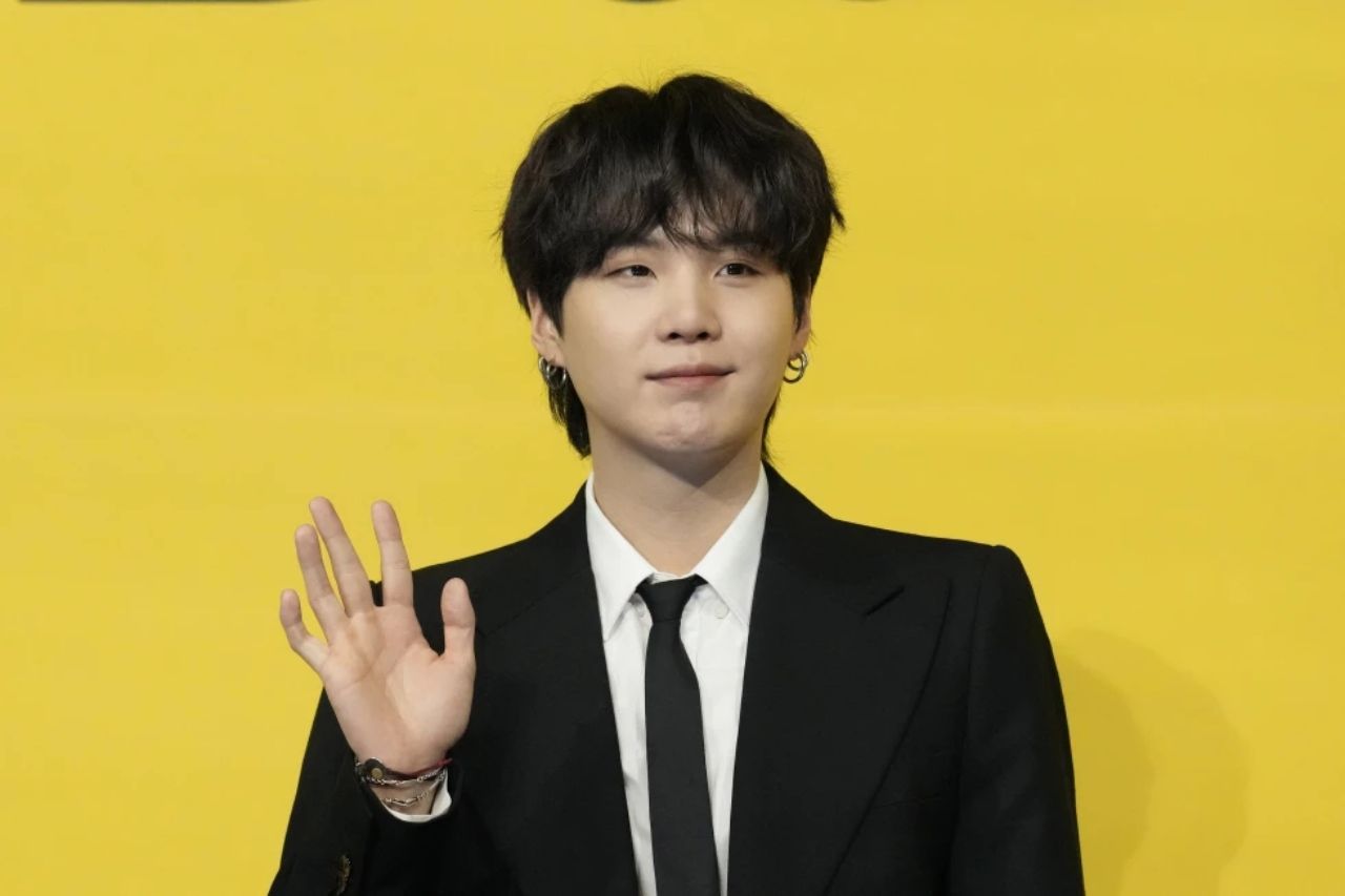 Suga, de BTS, comienza el servicio militar alternativo en Corea del Sur