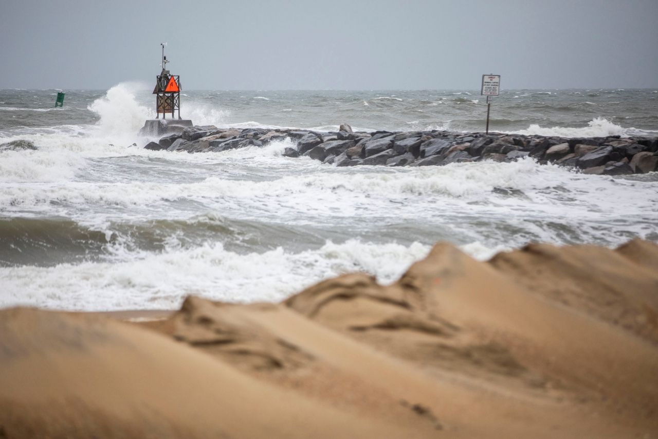 Tormenta tropical Ophelia deja inundaciones en Carolina del Norte