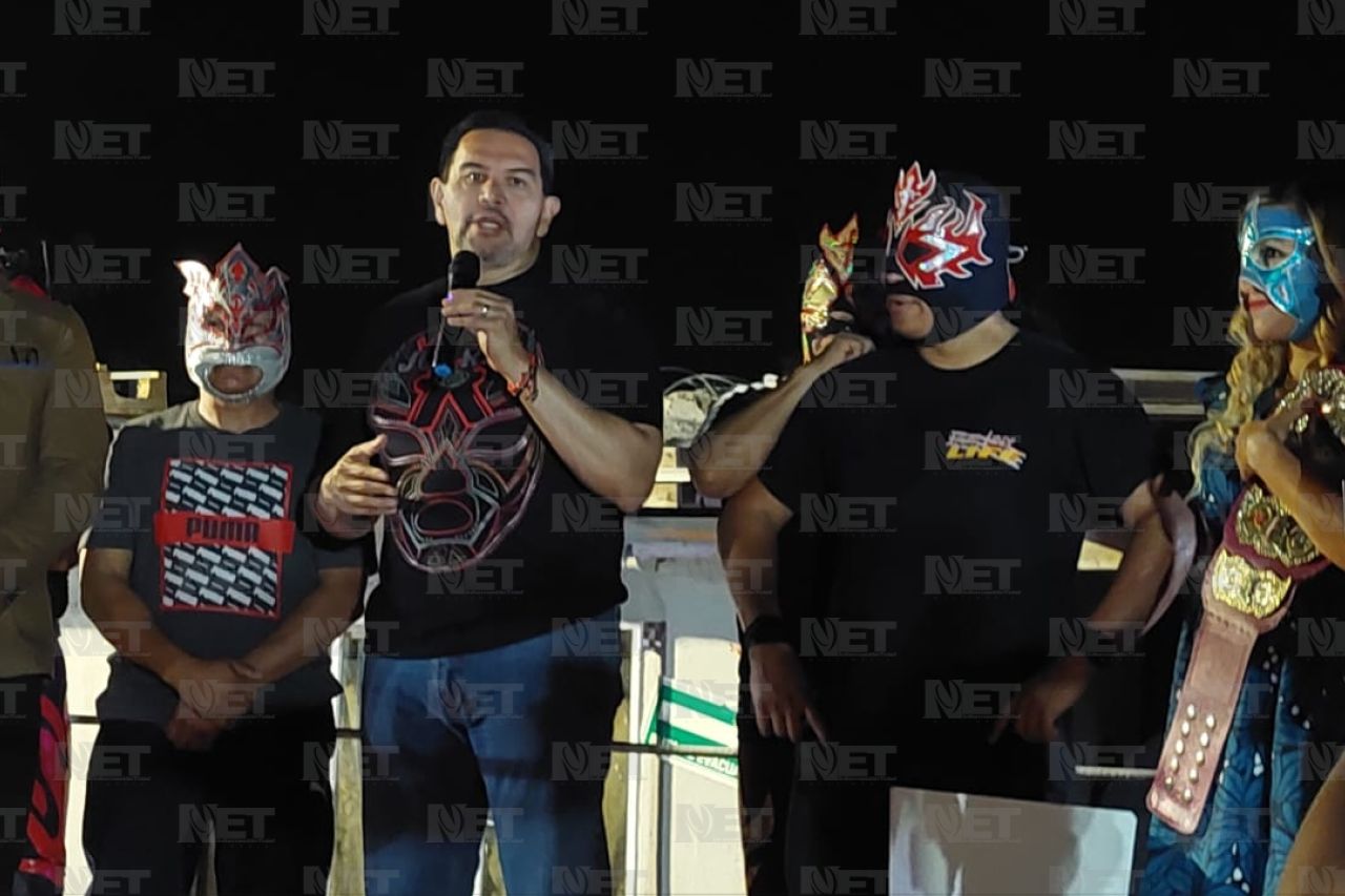Visita alcalde arenas de lucha libre y aporta donaciones