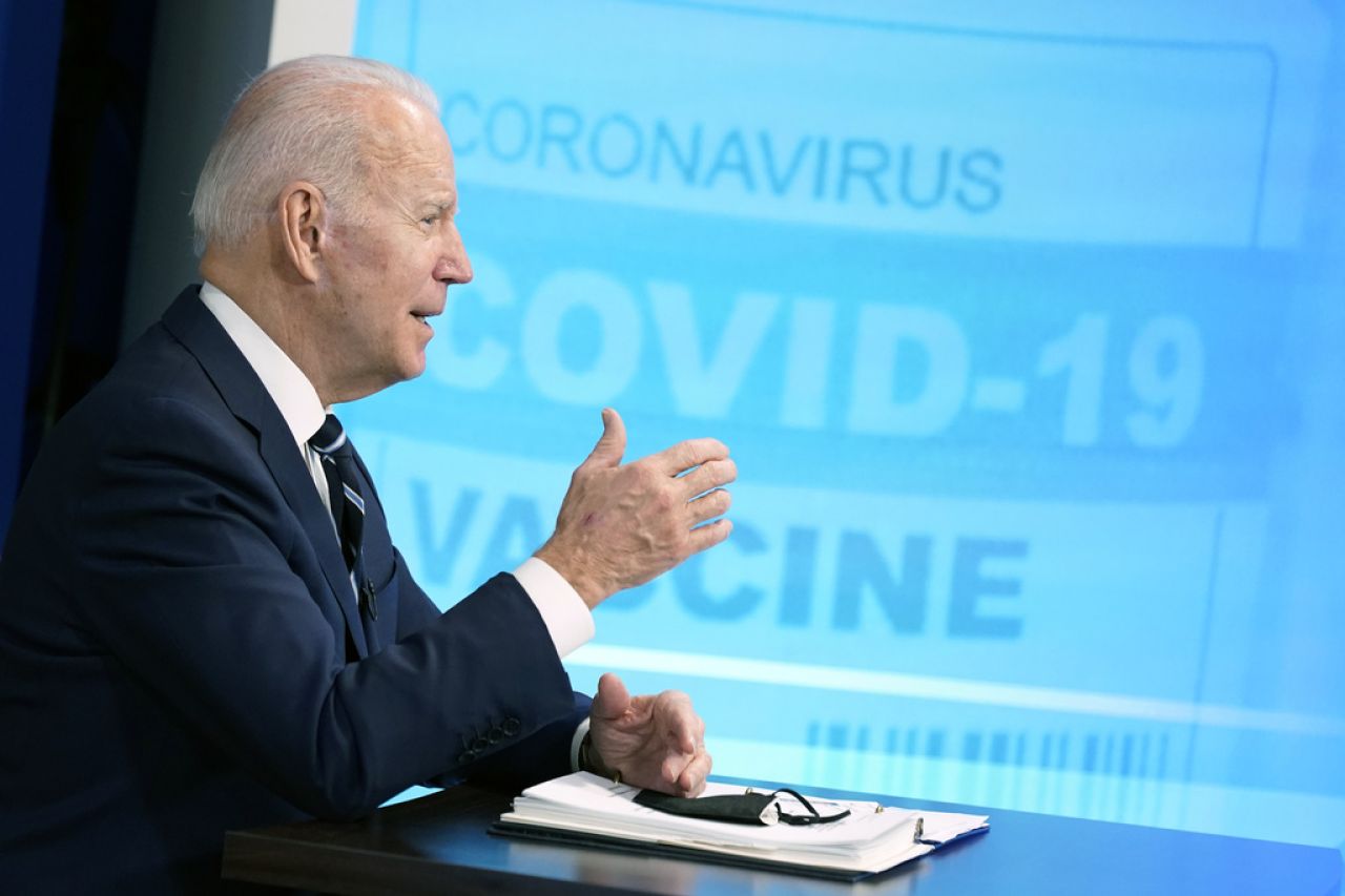 El presidente Biden recibe la vacuna actualizada contra covid
