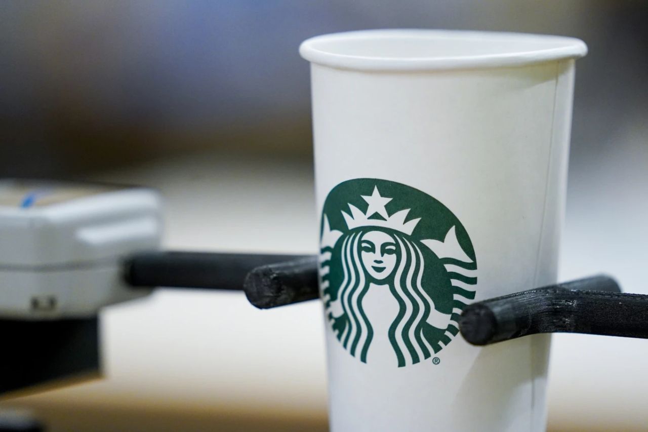 Starbucks quiere renovar su taza icónica - La Tercera