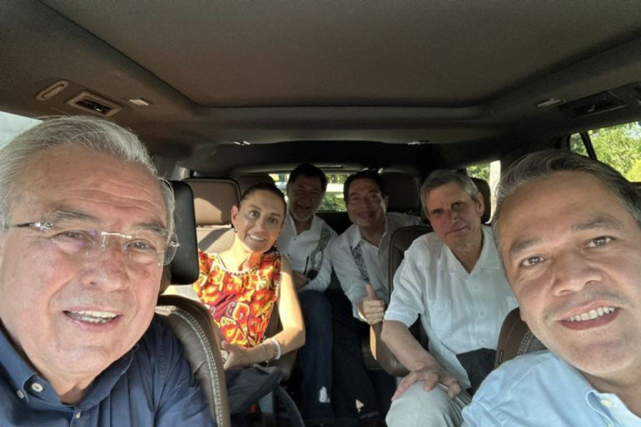 Gobernador de Sinaloa recibe a Sheinbaum en el aeropuerto
