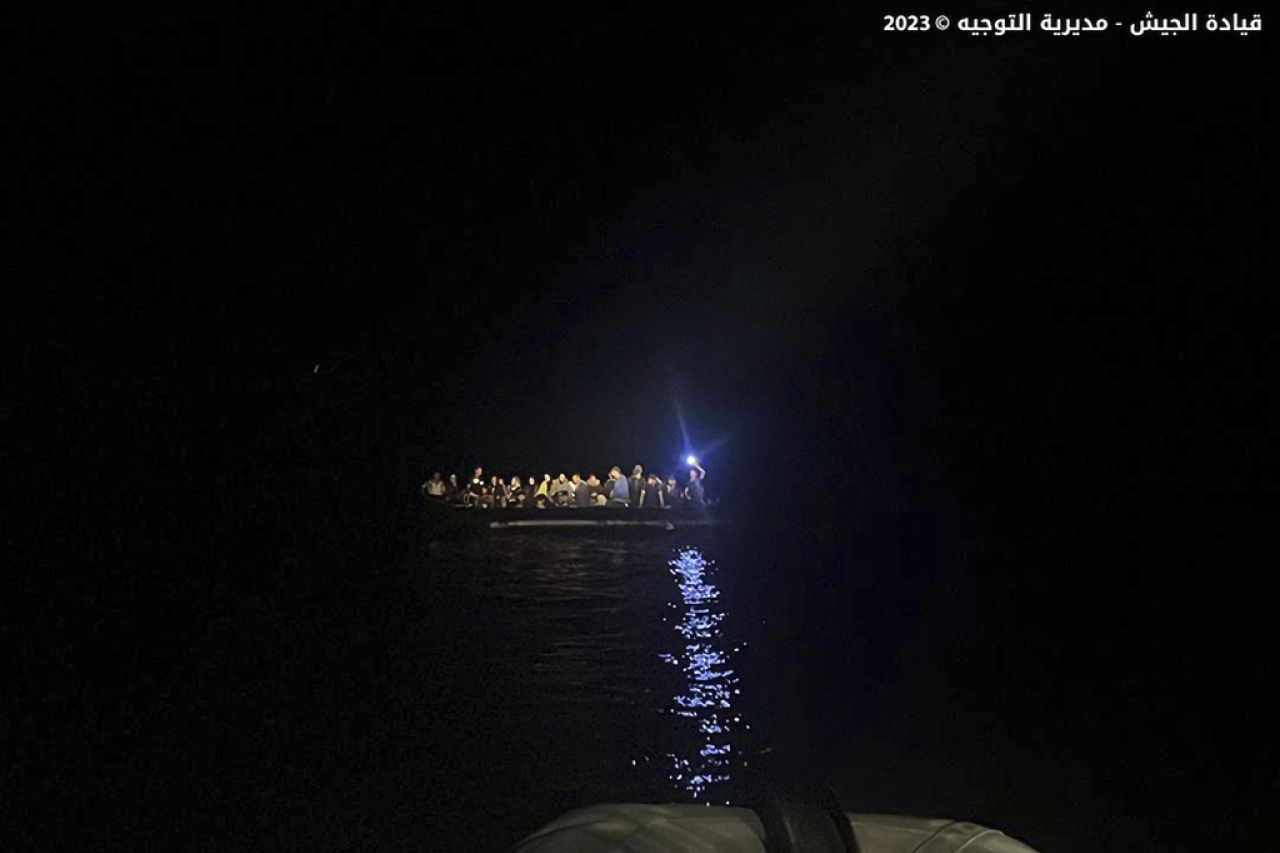 Ejército de Líbano rescata a 27 migrantes de un barco que se hundía