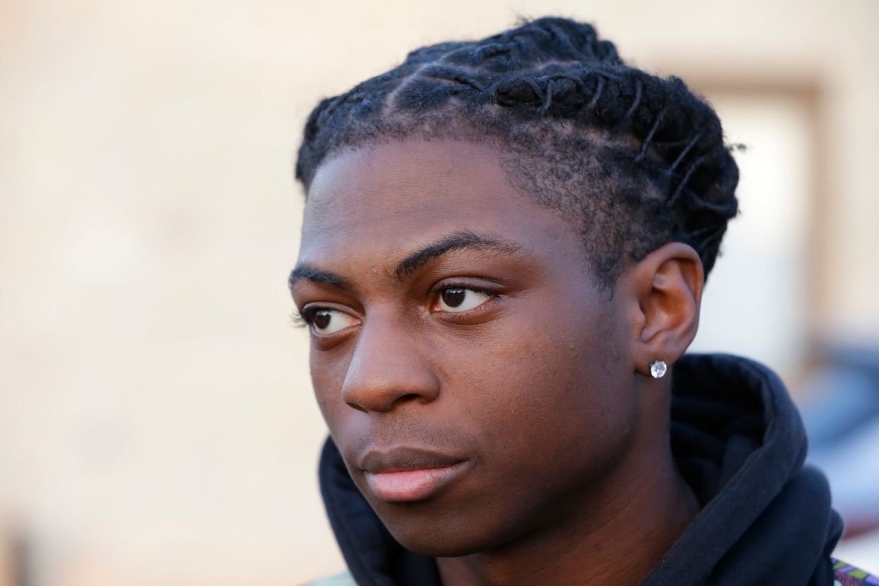 Estudiante suspendido por tener rastas presenta demanda en Texas
