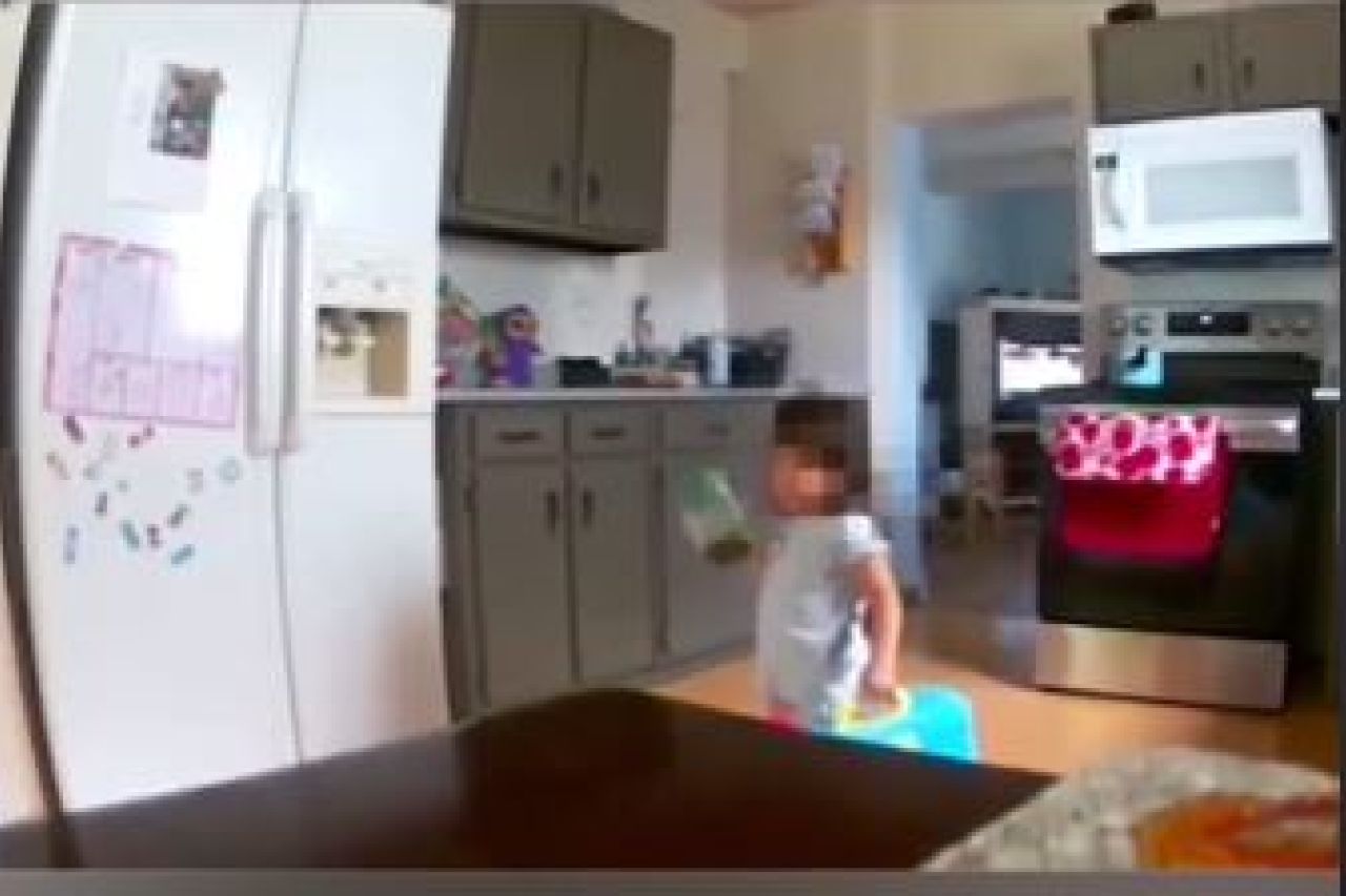 ¿Fantasma o amigo imaginario? Niña vive aterrador momento