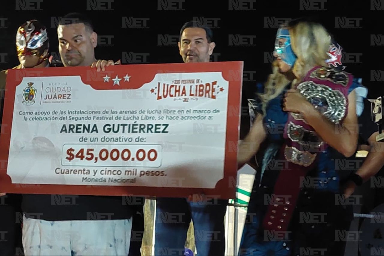 Visita alcalde arenas de lucha libre y aporta donaciones