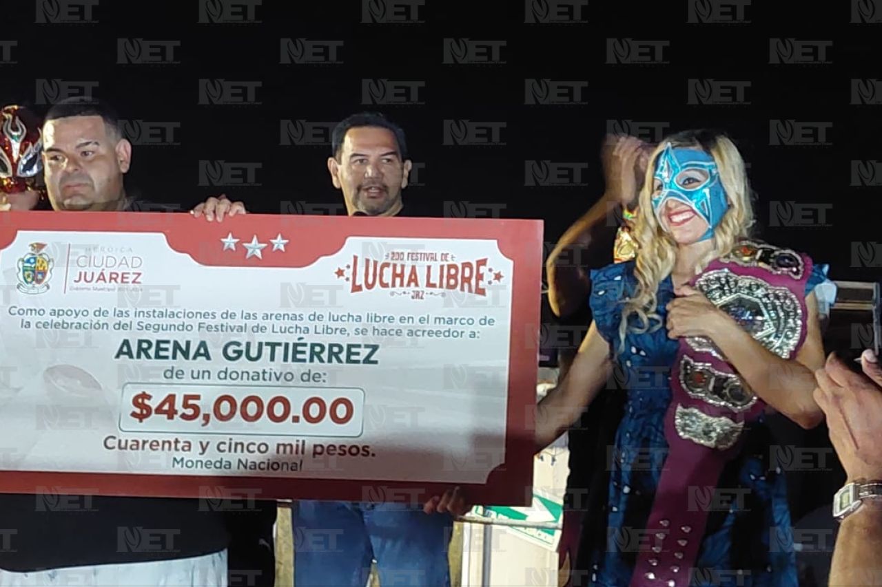 Visita alcalde arenas de lucha libre y aporta donaciones
