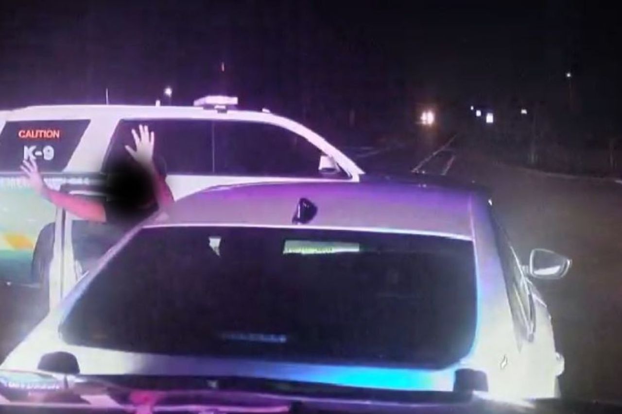 Niños roban el auto de su madre y los hallan 320 km lejos de casa