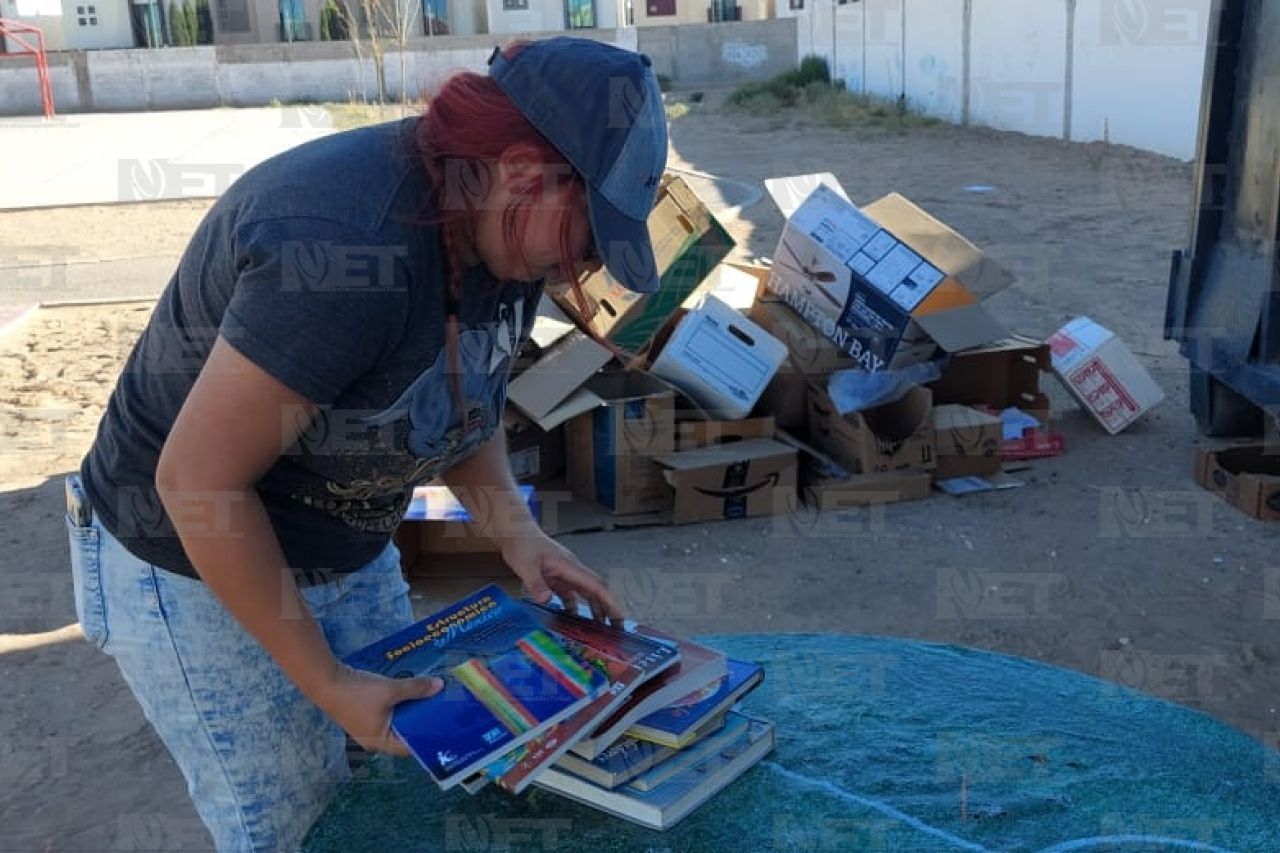 Hacen encuentro de acopio de libros y ropa