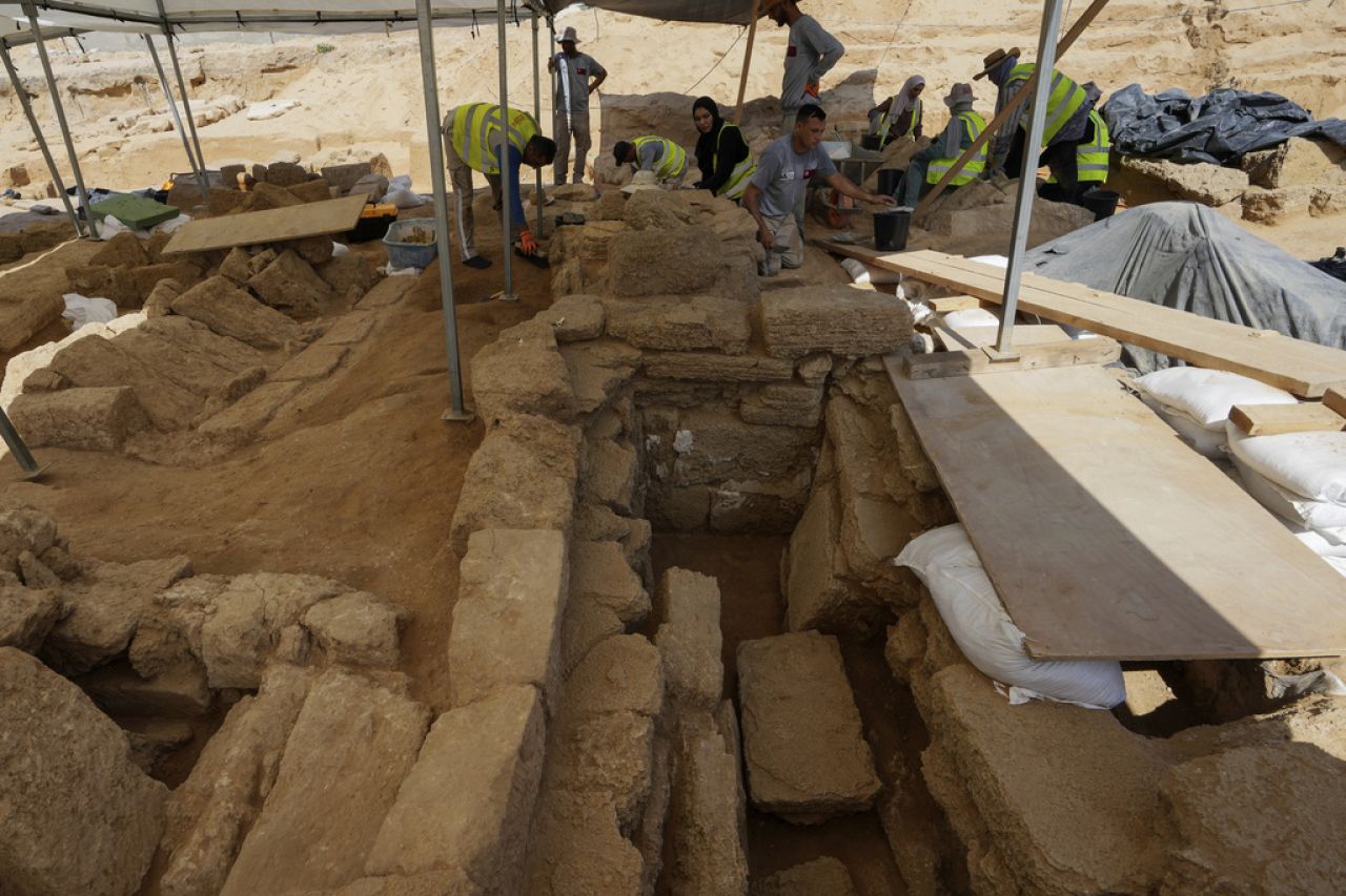 Arqueólogos encuentran decenas de antiguas tumbas en Gaza