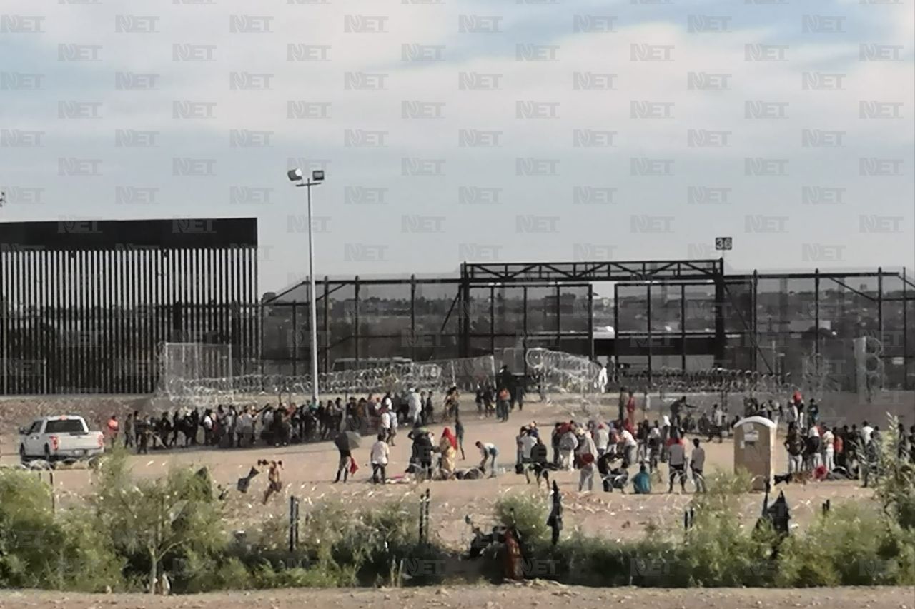 Sigue el campamento de migrantes en el muro fronterizo