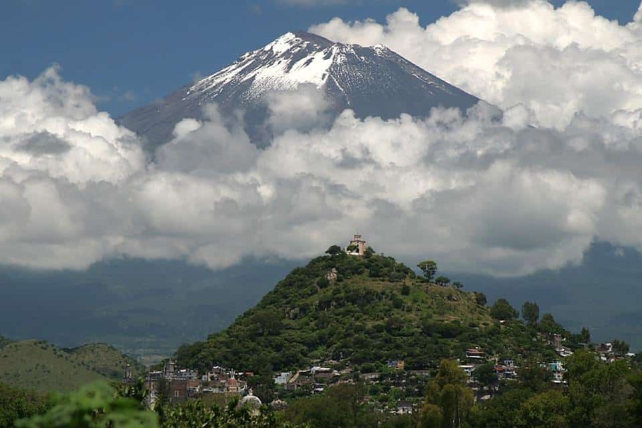 Confirman existencia de pirámide prehispánica en un cerro en Puebla
